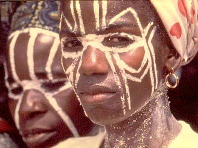 Femmes africaines maquillées lors de la sortie d'un masque
